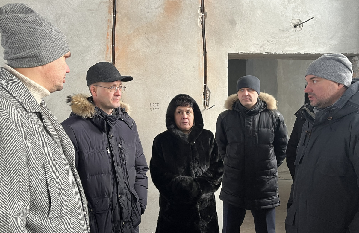 Министр строительства и ЖКХ Иван Гилев провел выездное совещание на строящейся школе в с. Повалиха.